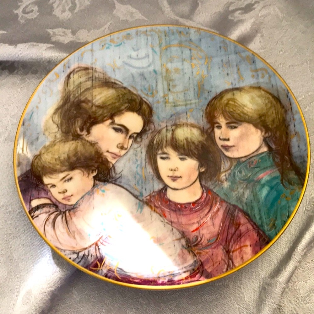 Edna Hibel collector plate name Leah’s Family